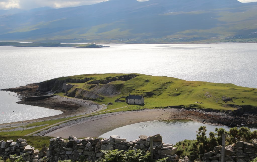 Vista panoramica su un lago e le colline scozzesi al tramonto, Highlands